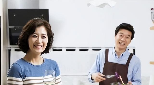 |五旬女子二婚嫁小鲜肉，出门回头率高引热议：还以为是母子