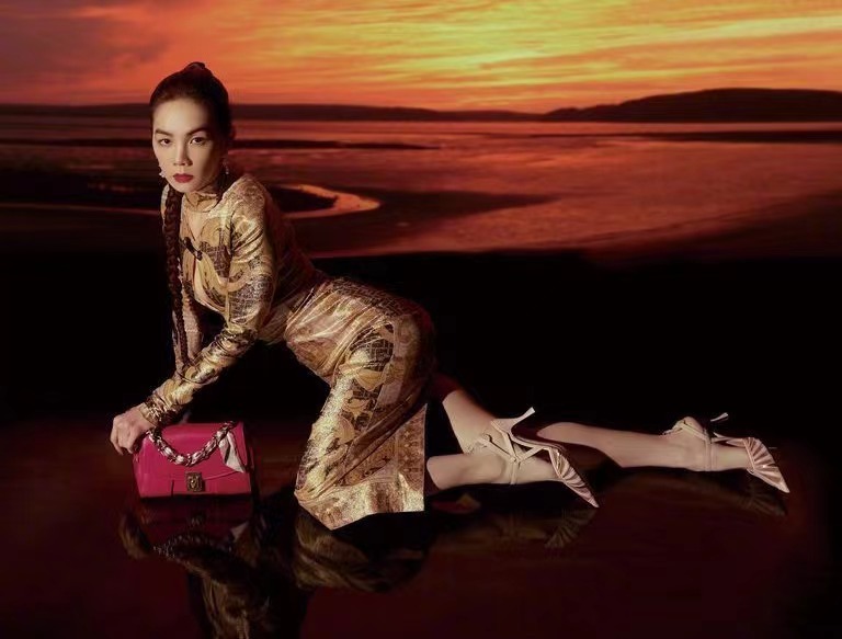 ella|“酷小子”Ella越来越有女人味,身材曲线太美了!