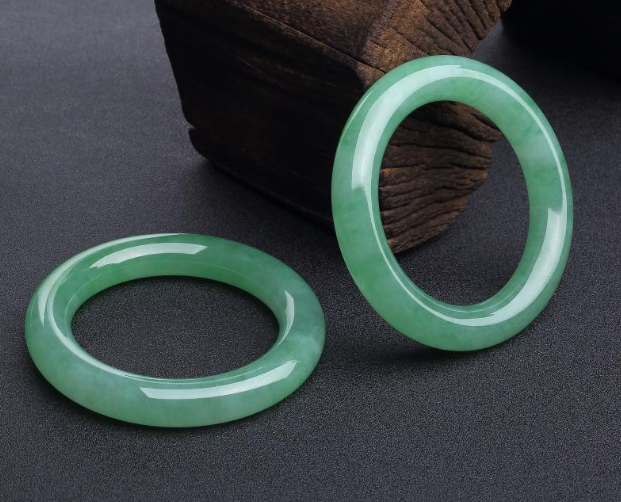 鸳鸯|翡翠手镯有很多类型,鸳鸯手镯是真特别,象征永恒的爱情