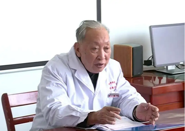 胃癌|国医大师伍炳彩患有高血压，82岁仍坚持出诊，他的养生秘诀被公开