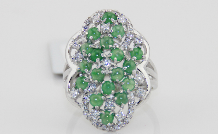 翡翠手镯|雕工的好坏决定着翡翠价值,设计新颖,线条流畅,会给翡翠加分