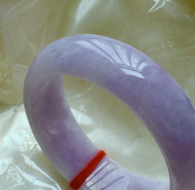 翡翠手镯|翡翠手镯都用红绳绑着,这个红绳有几个作用,而且始终不变