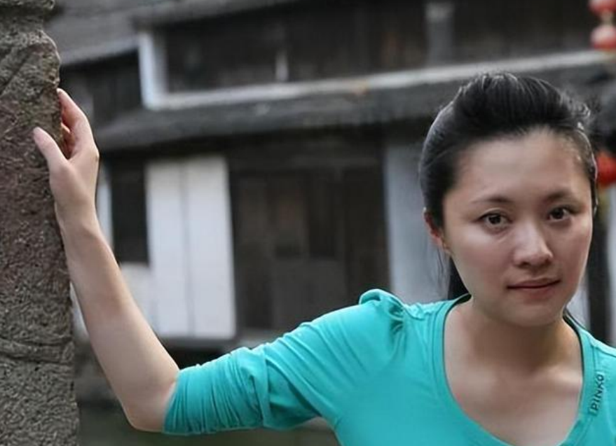 主持人|紫凝凭借认真负责态度成为优秀主持人,长相貌美能力高强,42岁至今未婚