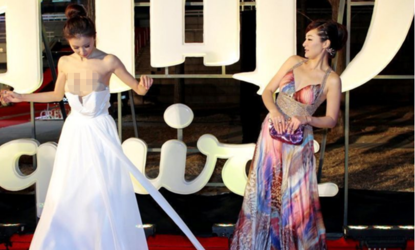 假摔|假摔，衣服滑落，红毯钉子户：明星走红毯尴尬瞬间，既搞笑又心酸