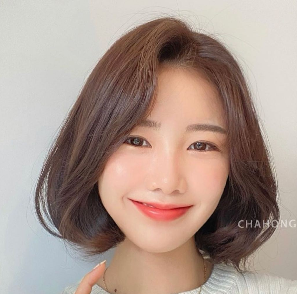 发型 女发别再烫满头小卷发了，太老气，现在流行这几种显年轻的发型