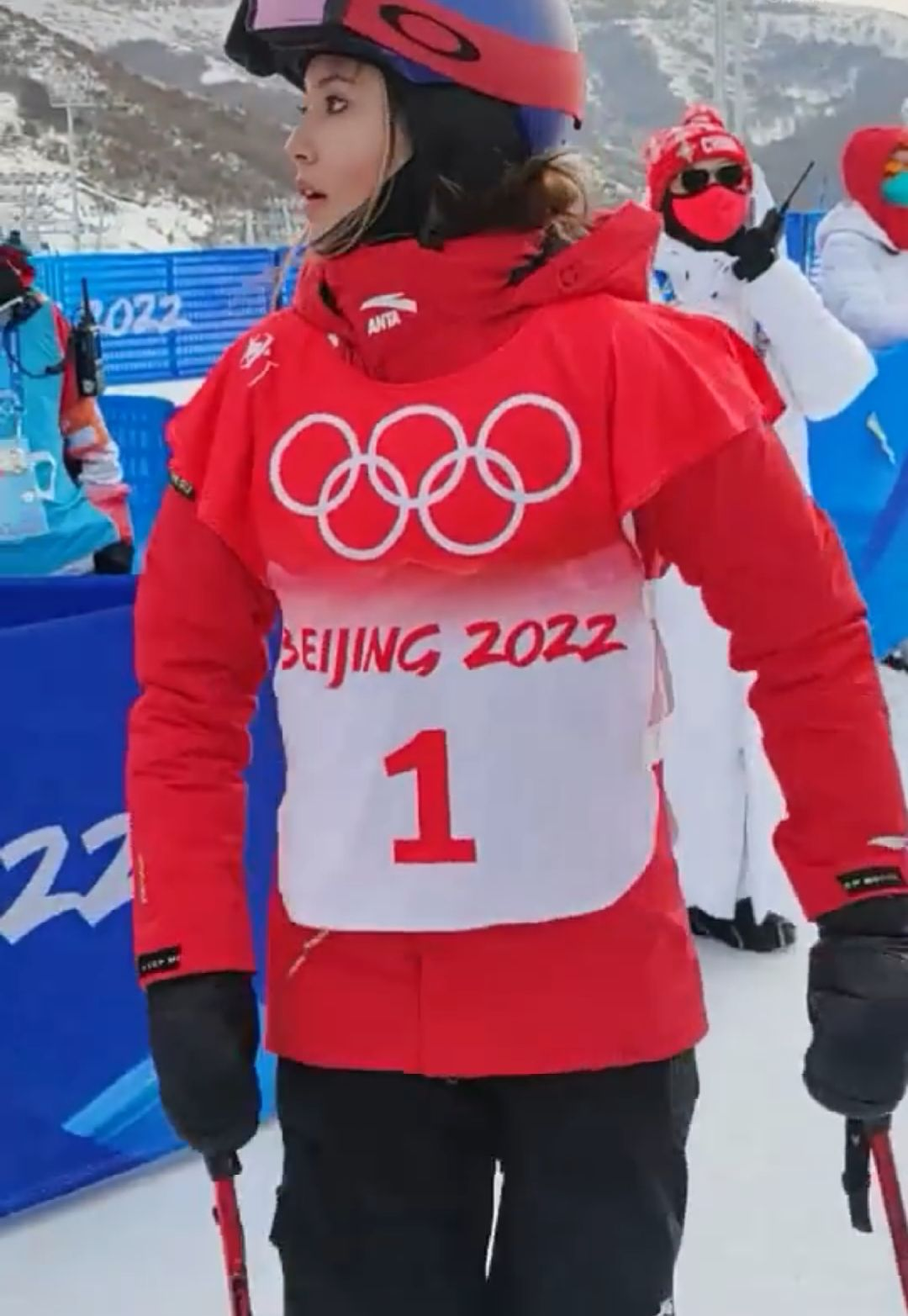 谷爱凌|谷爱凌满场找妈妈!打10个电话无人接!跟奶奶比酷秀金牌!