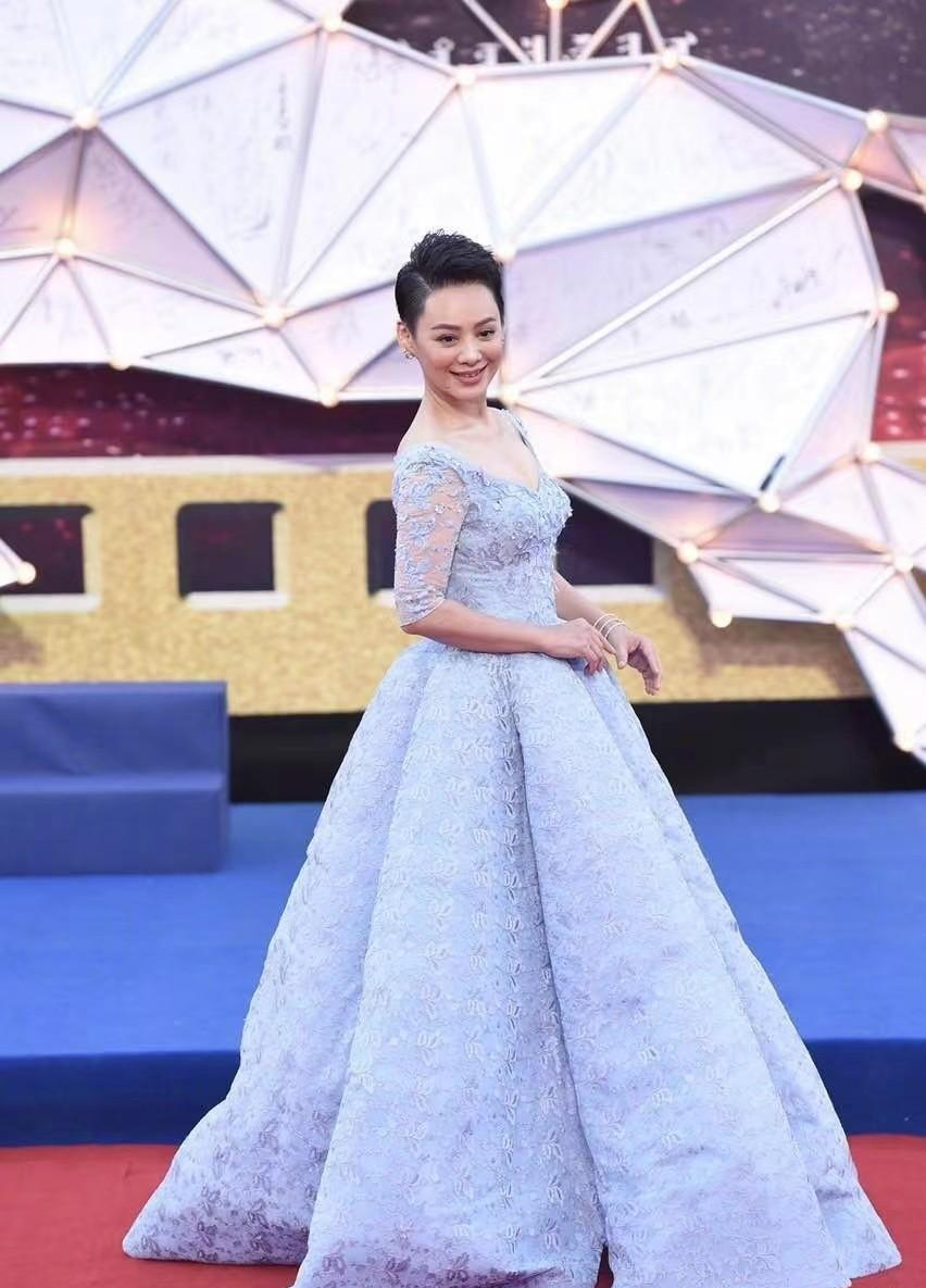 假摔|假摔，衣服滑落，红毯钉子户：明星走红毯尴尬瞬间，既搞笑又心酸