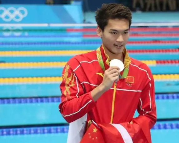 王冰冰|前两天还在嗑王冰冰徐嘉余，转眼就变成了劈腿瓜？