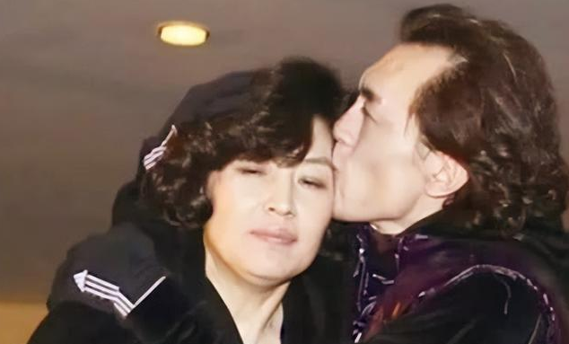 哈文|李咏病逝4年了,遗孀哈文的选择令人泪目,娱乐圈一股清流