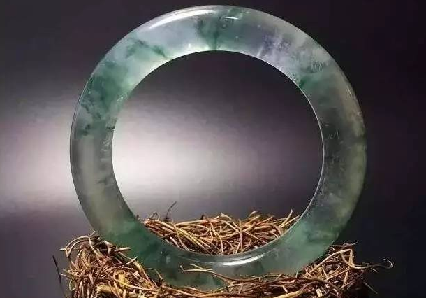 翡翠一直被皇家的人所喜爱，为何平民百姓，一直不怎么了解翡翠