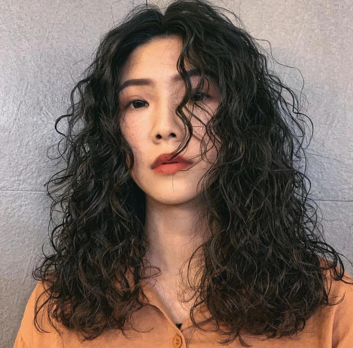 发型 女发别再烫满头小卷发了，太老气，现在流行这几种显年轻的发型