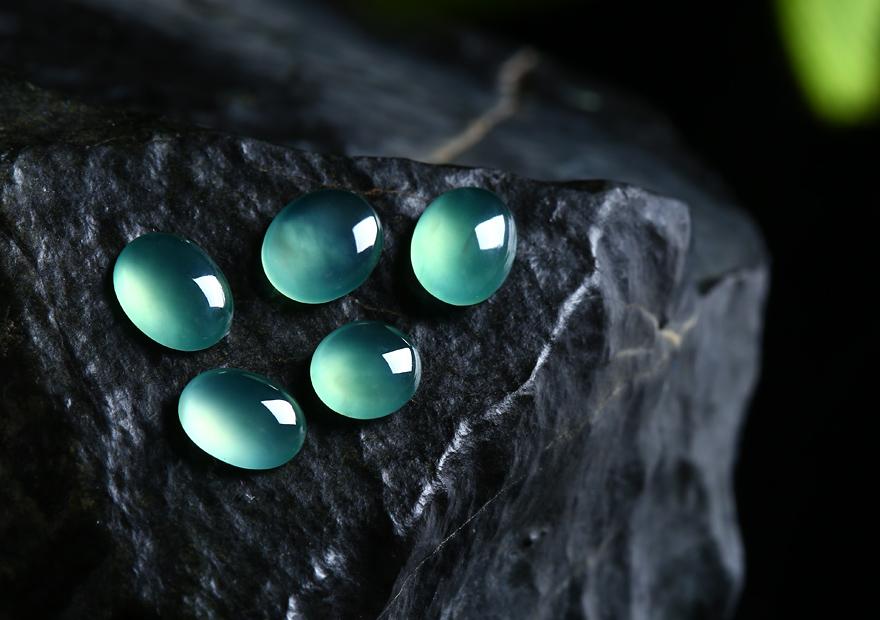 翡翠|小小的翡翠蛋面，却有大成就，设计好了价值翻倍！