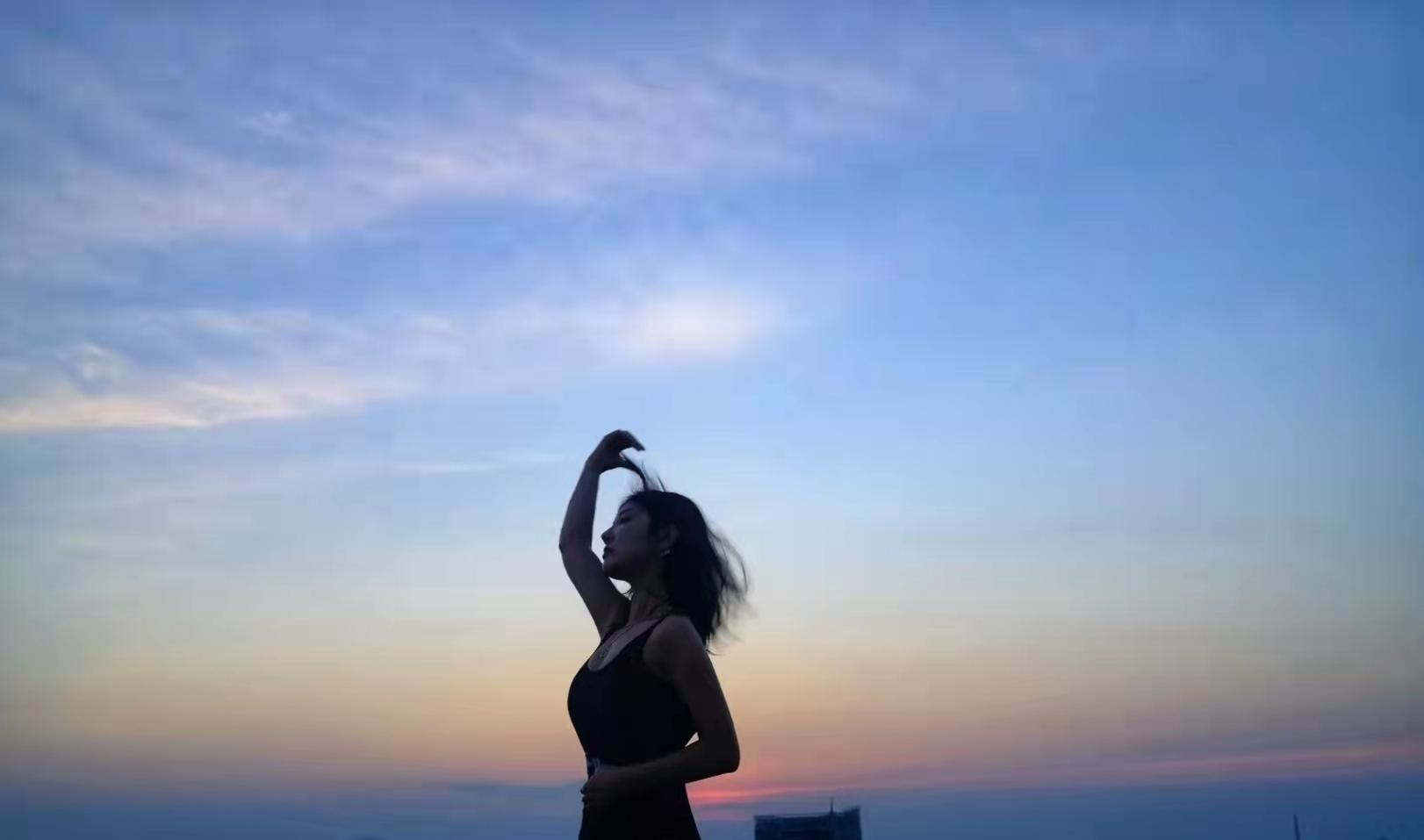 赵晓卉|35岁赵奕欢私密照曝光!顶楼玩水秀一字马,臀部纹身眼神迷离