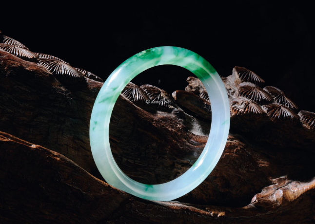 翡翠|翡翠镯子的价格不好估算，受到很多因素的影响，一定要仔细观察