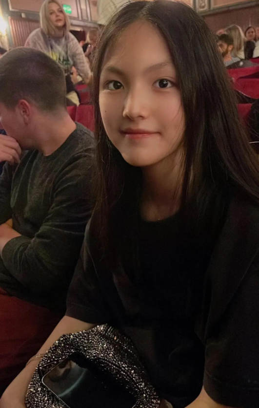 王诗龄|李湘又炫富了，带着王诗龄在英国看歌剧，女儿的一身行头价值近10万