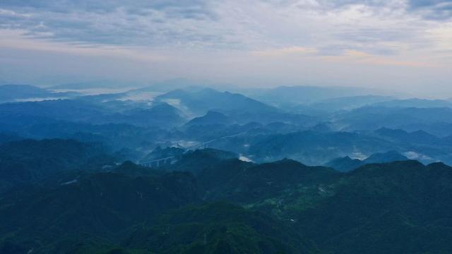 青岛市|湖南最适合自驾的地方,有个藏在瀑布上的千年古镇,夜景太漂亮