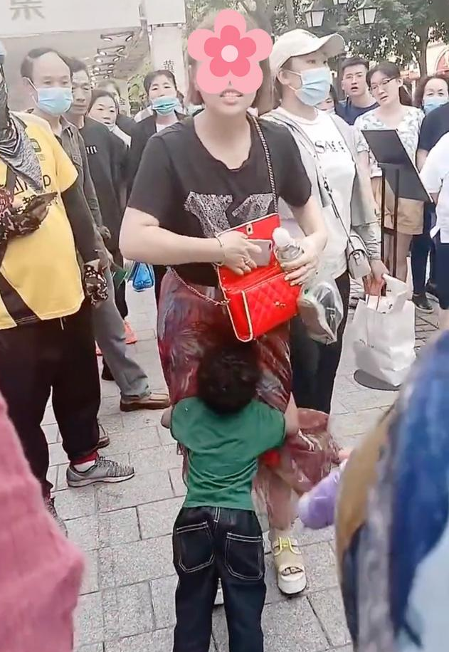 女子疑似抛弃黑人小孩,还指责路人多管闲事,交外国男友有风险