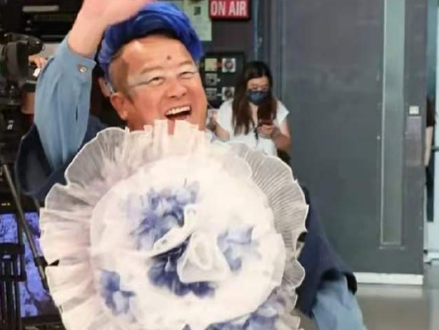 芦笋 6曾志伟新冠康复露面,一头蓝发画蓝眼线,造型太浮夸