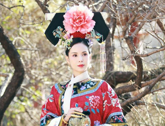 藤原纪香|“冻龄女神”李若彤，穿着朝服露脸，55岁的她一点都没变