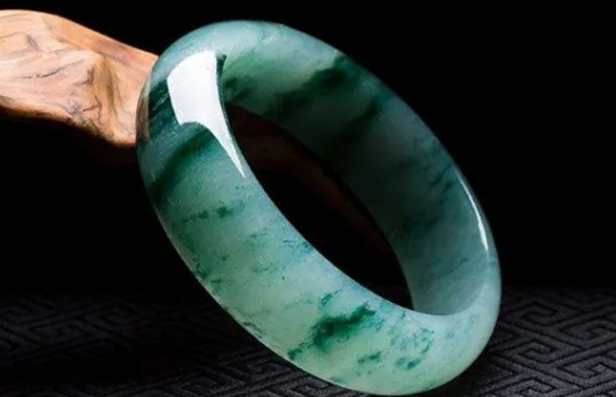 翡翠手镯|翡翠手镯越带越好清透,这是假的手镯吗?其实是手镯变好了