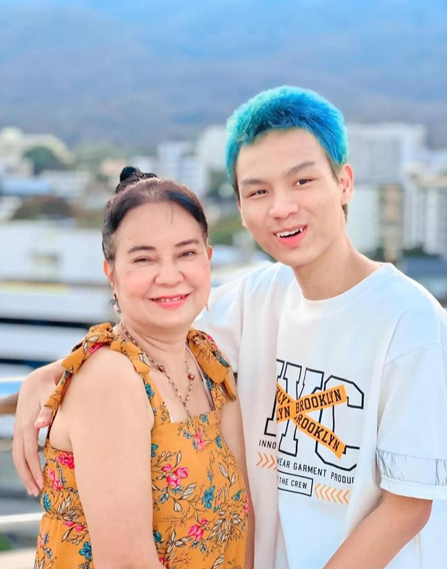 泰国18岁男生交了个58岁女友,即使家人反对也一定要结婚