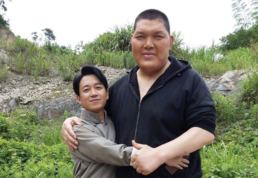 吴京|因患巨人症自卑，学习柔道被吴京相中，拍戏后走红如今名气大增
