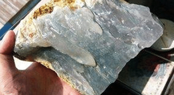 翡翠|翡翠原石出现断口了怎么办？还有收藏价值吗？怎样判断才正确？