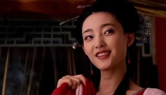 王丽坤|王丽坤的古装简直不要太美，但现代剧就面临翻车，甚至女儿的风头还比她高