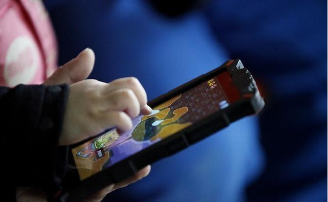 水果|总喜欢在睡前玩手机的人,不用多久,就会有7个“毛病”