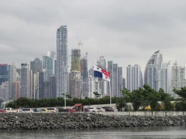 美丽|巴拿马城，是一座美丽的海滨城市，它背靠绵延起伏的山陵