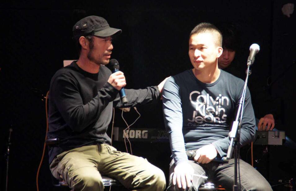 黄西|春晚红透半边天的组合，如今兄弟二人分道扬镳，一个继续唱歌，另一个回农村了