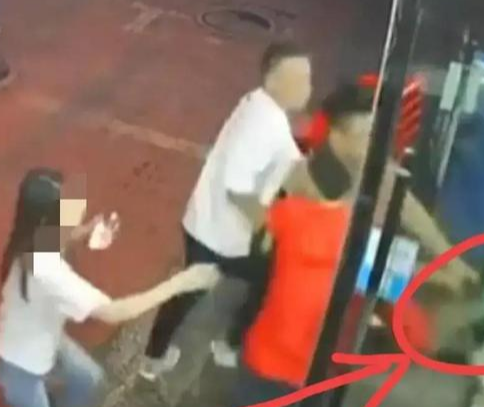 不要放过这个红衣男子,他也是行凶者之一,而且也很凶狠
