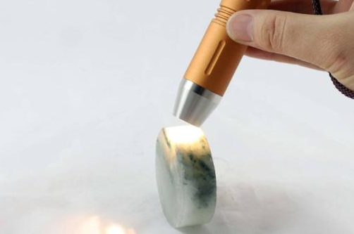 翡翠|拿一个手电筒，对翡翠进行照射，就可以判断出其内部的品质和价值