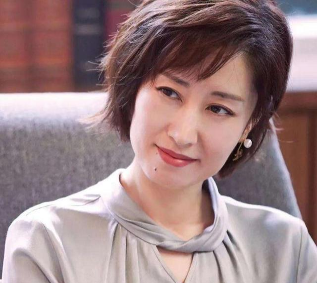 李湘 50岁女人圆脸,留长头发还是剪短发,哪个好看?