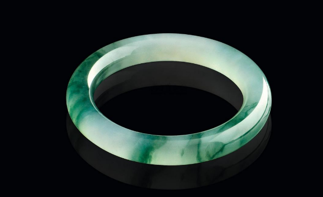 翡翠手镯|金银手镯难保养吗？了解完翡翠手镯之后，原来翡翠手镯最难保养