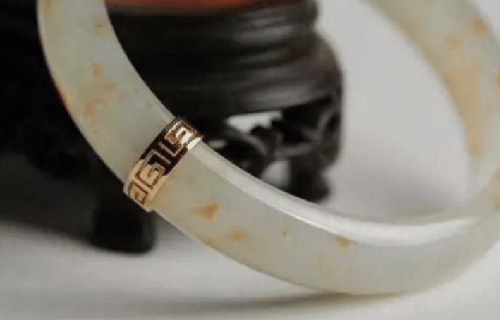 翡翠手镯|破碎的翡翠手镯,应该如何修补?采用金银镶嵌法更加简单