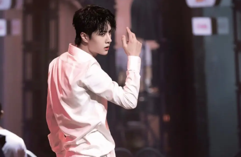 王一博|王一博是让人舒服的存在，冷可拒人千里，暖可阳光无限