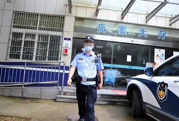 一八零后小伙拍下五十多岁大妈裸照，威胁大妈与其开房，大妈很害怕