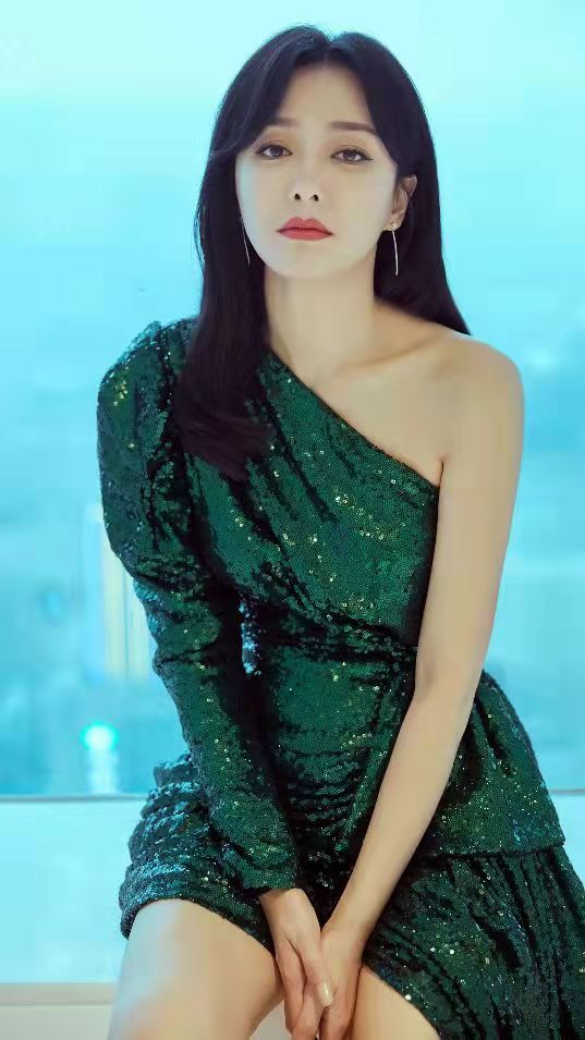 秦岚|秦岚西装造型好A,配短裤休闲又个性,这类穿衣风格真特别!