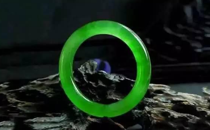 翡翠|关于翡翠原石：这个场面口的颜色太浓郁了，一定不要入手！