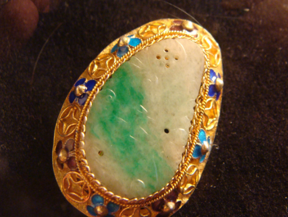 翡翠手镯|花300多万购买的翡翠手镯，竟然是假货！购买这种饰品要擦亮眼睛