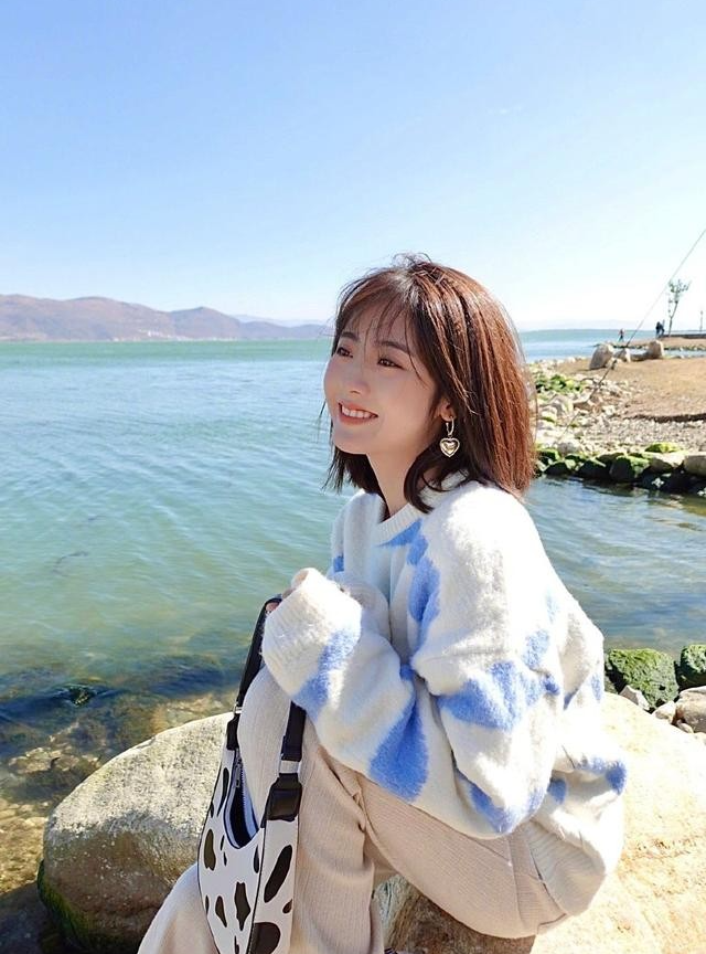 邢菲|邢菲近照，又被美到了，这身打扮我太喜欢了，清新气息扑面而来