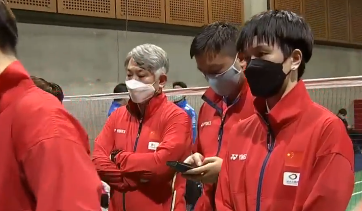 中国队|收视率破1.2！中国队无缘卫冕尤伯杯，教练看手机，陈雨菲安慰队友