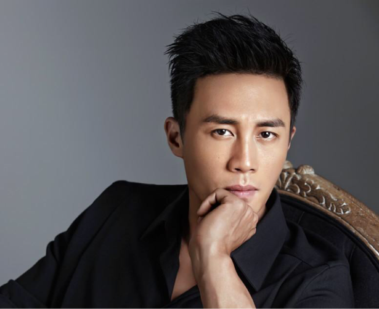 杜淳|杜淳爱女满周岁夫妻在家庆生，女儿抓蛋糕超可爱，引粉丝赞美