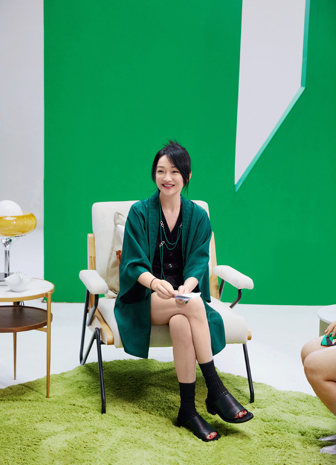 周迅|周迅这次下真功夫了！穿西装马甲戴毛线手套，4种发型自由切换大变样