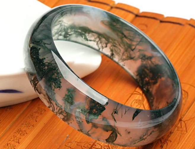 翡翠手镯|收藏100多个翡翠手镯，居然是一文不值的，原来是因为这样