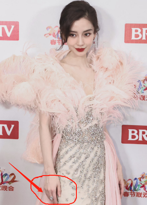 Angelababy|baby喜提北京春晚代言人，戴钻戒出席发布会，高调秀恩爱
