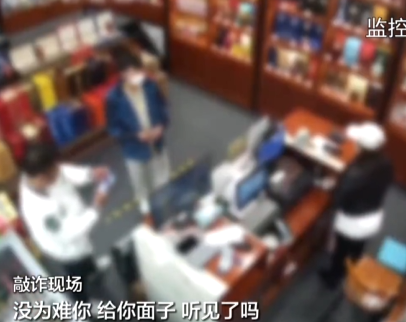 北京一男子骑自行车碰瓷,又要喝茅台又要钱,警方:刑拘!