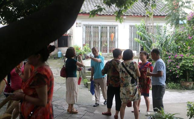 上海男子将女邻居按在床上狂揍,原因很简单:她玩的声音太大了!