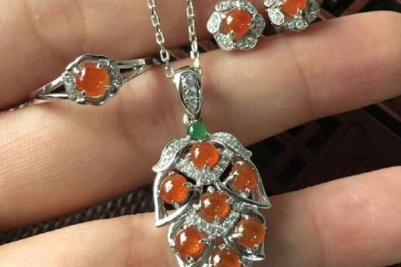 翡翠|想要购买翡翠,就要仔细挑选购买天然的产物,不要买到B+C货色